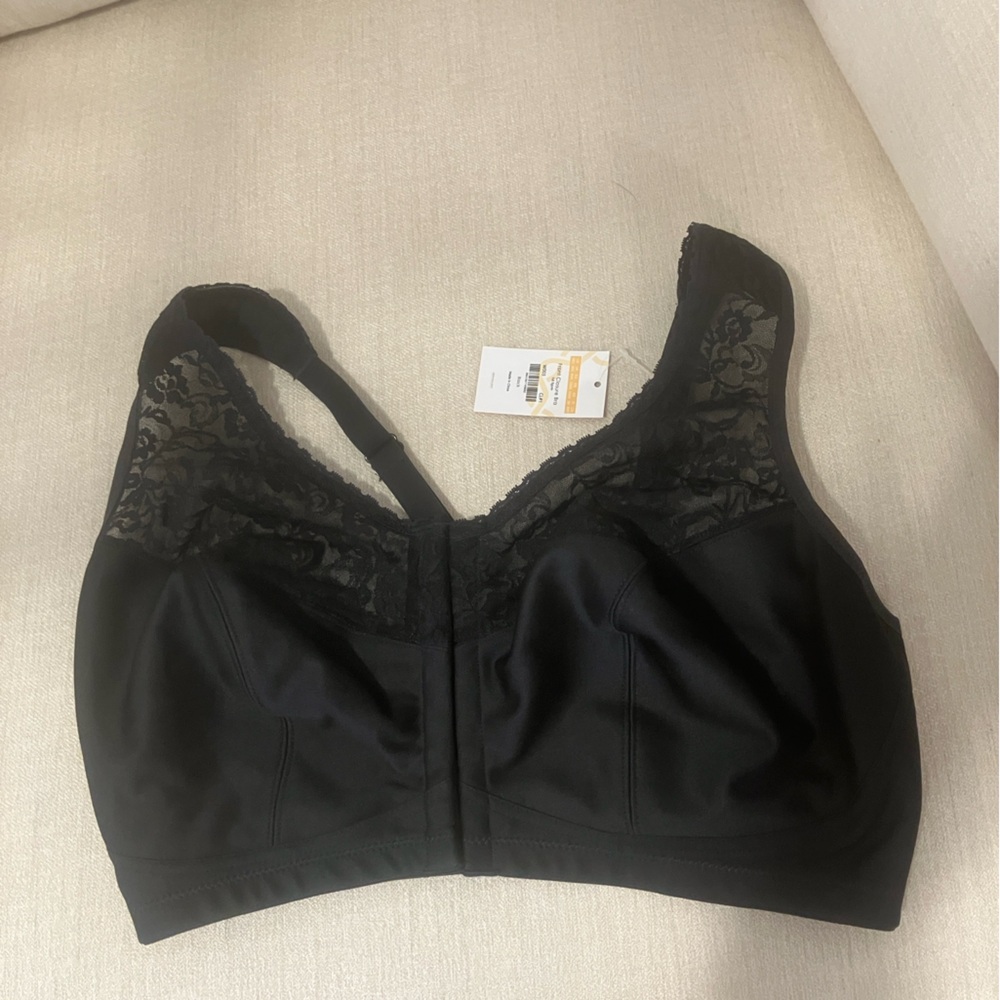 38G front close bra with lace trim